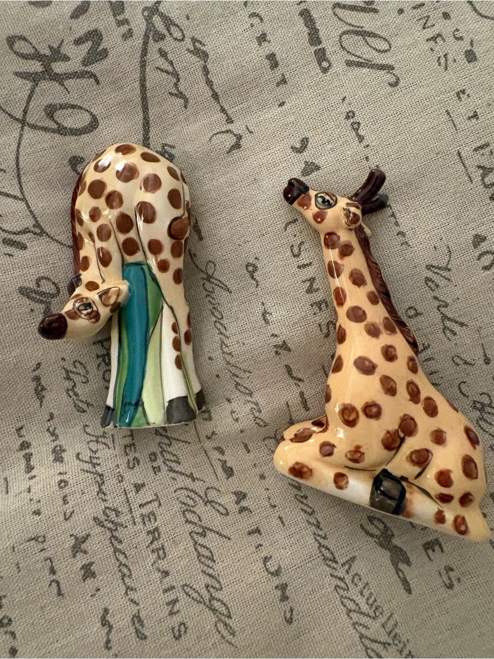 Ceramic Giraffe Salt and Pepper Shakers Spot Detail